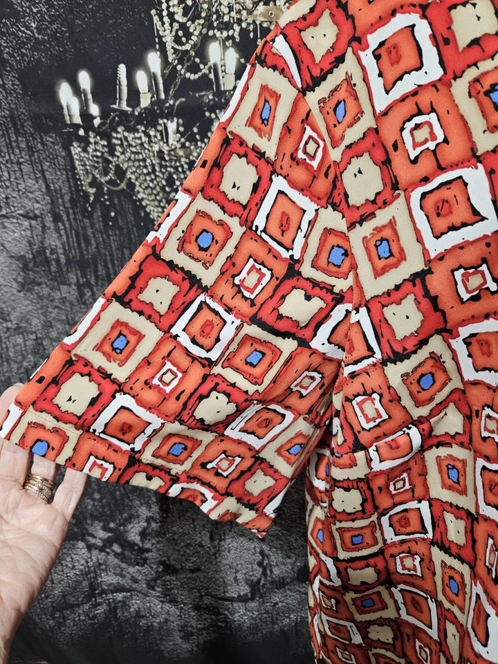 MAGGIE BARNES, WOMEN'S ORANGE/TAN POLY SHORT SLEEVED GEOMETRIC BLOUSE, SIZE 4X - Image 3 of 4