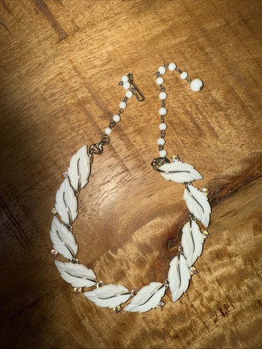 Vintage Lisner signierte weiße Emaille Feder Blatt Design Statement Halskette