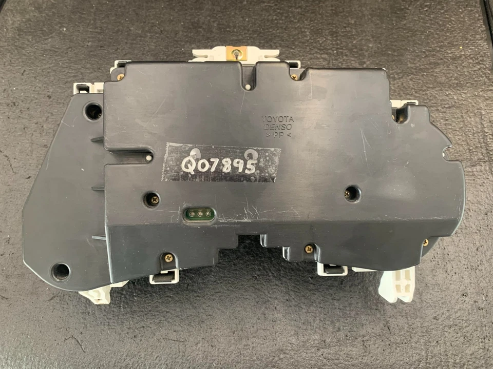 *Tablero de instrumentos velocímetro Toyota Matrix Base 2003/XR 120.002 millas Foto 2 de 3