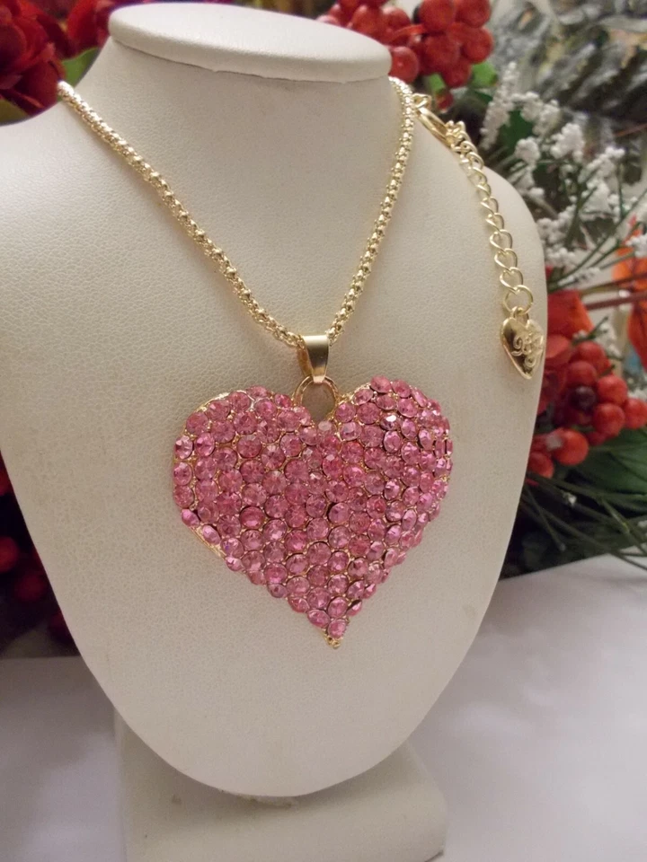 COLLAR COLGANTE CORAZÓN CRISTAL ROSA BRILLANTE BETSEY JOHNSON Foto 3 de 4