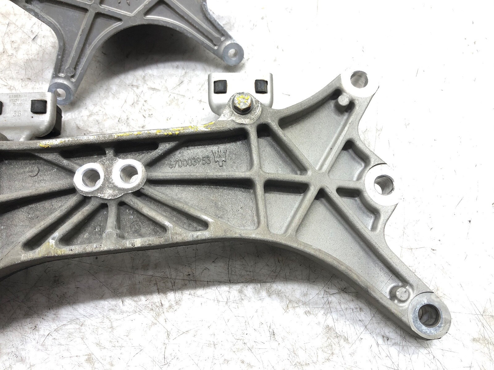 2014-2019 MASERATI GHIBLI RWD AUTO TRANSMISSION BRACKET SUPPORT OEM.