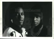 1991 Press Photo Sisters Denise and Yvonne McKinnon of Carousel Center