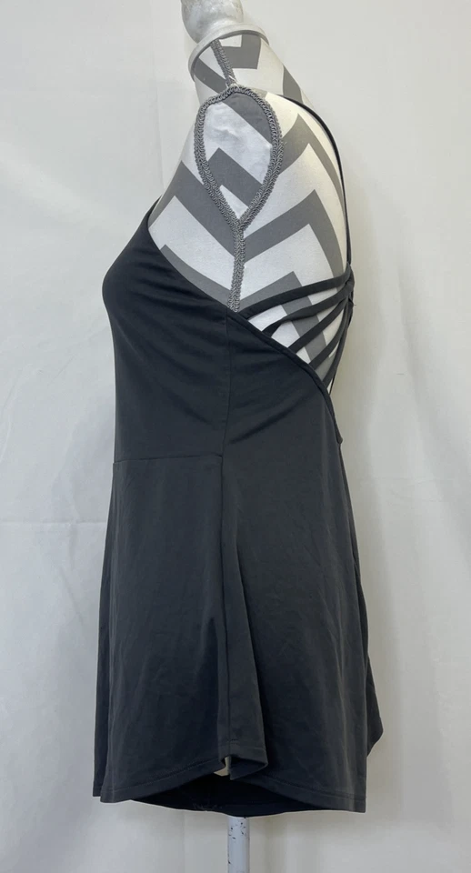 Mameluco gris con tiras Fabletics talla grande beneficios caridad Foto 2 de 4