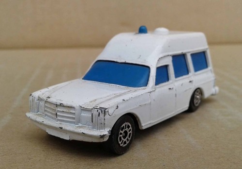 SELECTION OF MODEL AMBULANCES inc. MATCHBOX, LESNEY & CORGI. - Picture 12 of 101