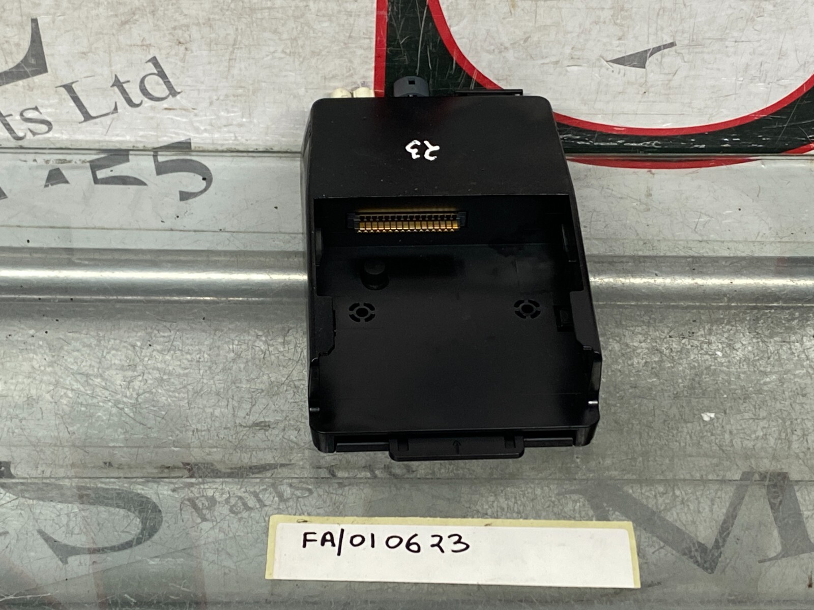 (AS) MERCEDES BENZ W204 SAT NAV MAP PILOT MODULE CRADLE DOCK BECKER ...