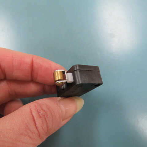 Honeywell V7-1C17D8-201 Mini Snap Action Switch – Roller Lever, 1NO/1NC, 10A AC, Screw Mount