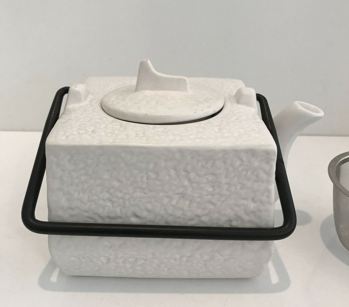 Morris Design Vintage Modern Teapot In Pebble White Finish w Strainer 