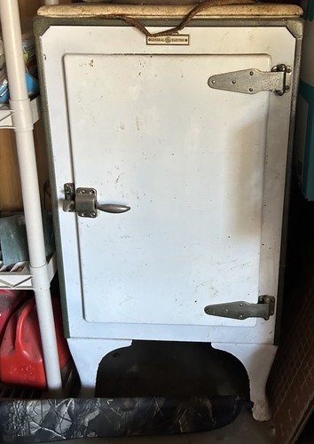 ANTIQUE 1920'S GENERAL ELECTRIC (GE) ICE BOX WITH ICE TRAY COMPARTMENT-VINTAGE