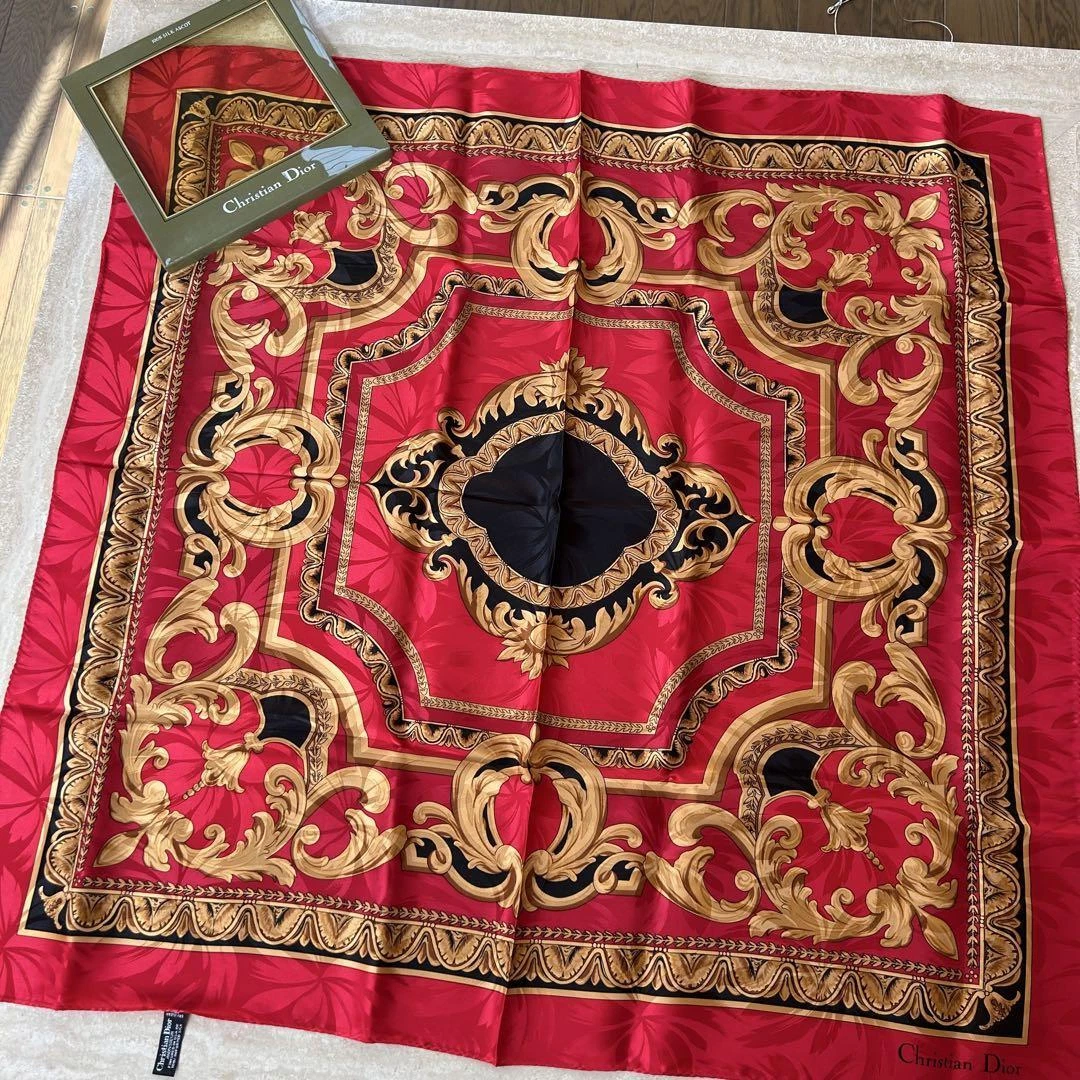 Foulard Christian Dior en soie rouge 34,6 x 34,6 pouces motif arabesque logo design