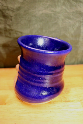 Handgefertigter Steinzeug blaue Glasur Kaffeebecher signiert doppelseitig doppelte Griffe - Bild 10 von 11