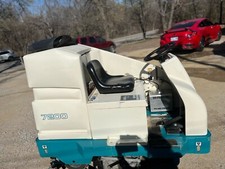 Tennant 7200 floor scrubber