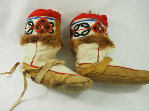 Fine Pair of Native American Beaded Fur Buckskin Mukluks Boots size 8-8.5 - Picture 3 of 12