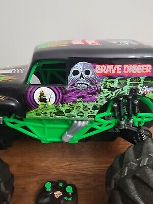 Monster Jam Roda-Livre Escala 1:64 - Grave Digger Red Primer Retro -  Apteryx Brinquedos