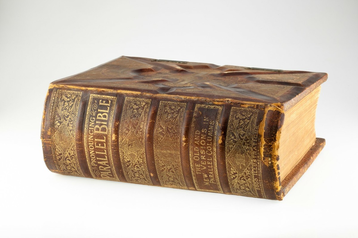 1890 Pronouncing Parallel Bible Leather Bound w/ Clasps Antique