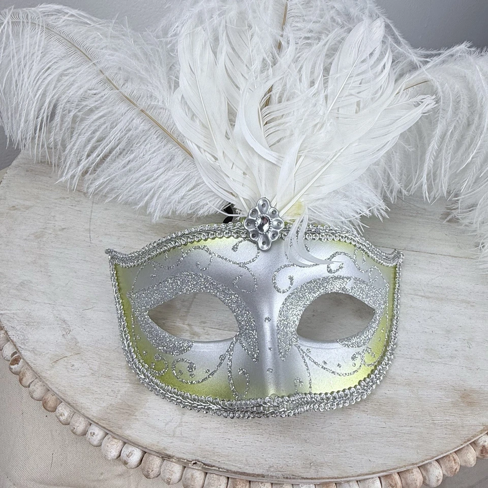 Máscara Mardi Gras - Fantasia de Halloween prata e ouro com penas  - Imagem 2 de 4