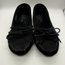 Minnetonka Black Solid Moccasin Loafers Women Size 6 Suede Slip On