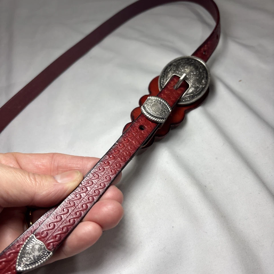 Cinturón ajustado rojo concho de cuero rojo Foto 4 de 4