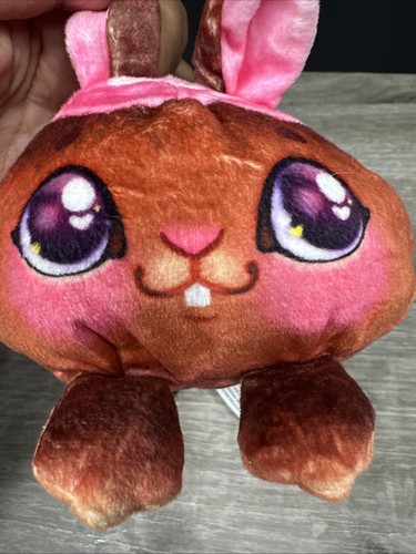 Peluche de peluche Cookeez Makery Baked Treatz perfumado parlante ESMALTE RASPBUNNY - Imagen 3 de 5
