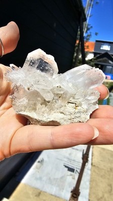 Hochwertiger großer klarer Faden Quarz Cluster Kristall Form 70g Präparat 6,2cm