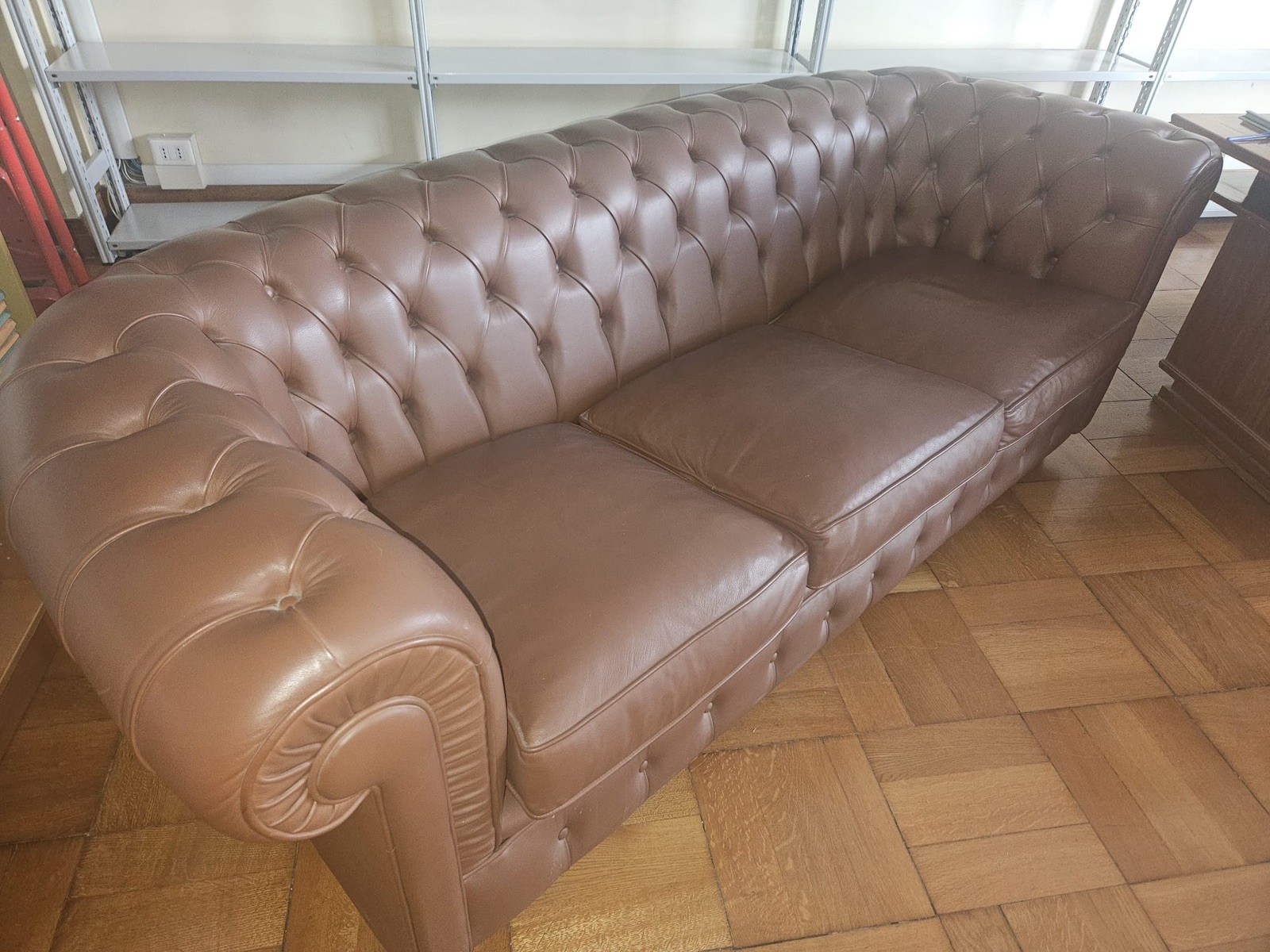 Divano 4 posti in pelle chesterfield + pouff marrone L225cm x 92x 100 come nuovo