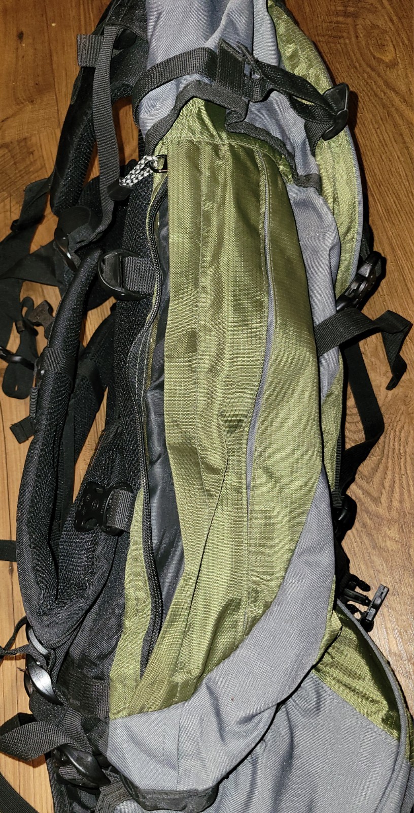 Hi-Tec Nova 65 Hiking Camping Backpack Padded With Internal Frame  Green 