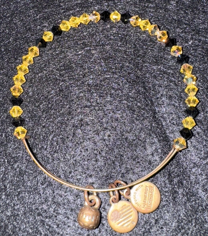 Pulsera Alex Ani Harry Potter Hufflepuff Dije de Cuentas Amarillas Tono Dorado Slide Foto 2 de 4