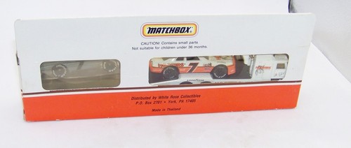 1:64 1993 MATCHBOX SUPER STAR NASCAR TEAM CONVOY #7 HOOTERS ALAN KULWICKI MIB - Picture 2 of 6