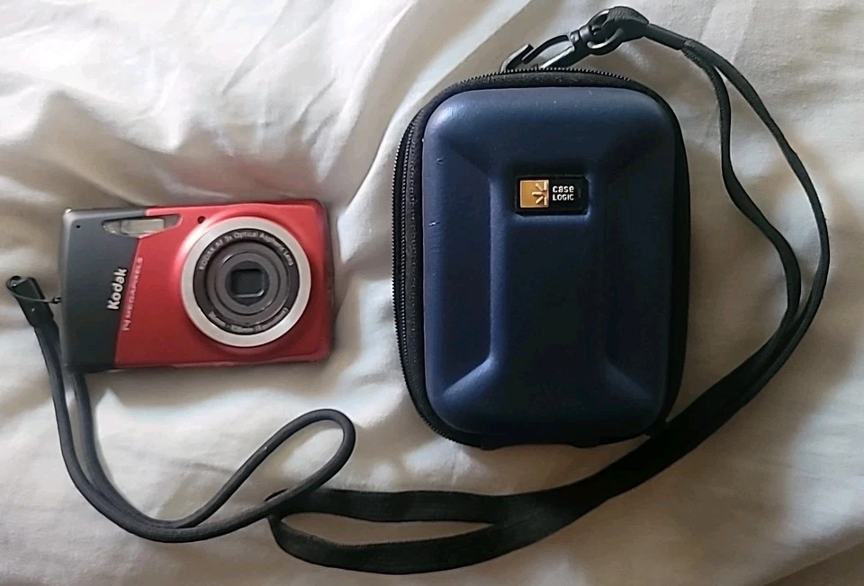 Kodak Easy Share M531 Camera + 4GB SD Card + Charging Cord + Hard Case - 14MP - Image 2 of 4