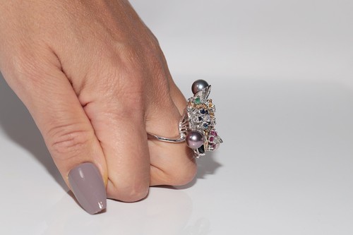 Vintage 1980s 18k Gold Diamond Emerald Ruby Sapphire And Pearl Strong Ring - Picture 13 of 14