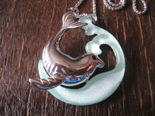 süßer Modeschmuck Anhänger Seehund Robbe Seelöwe an Kette modern silber türkis