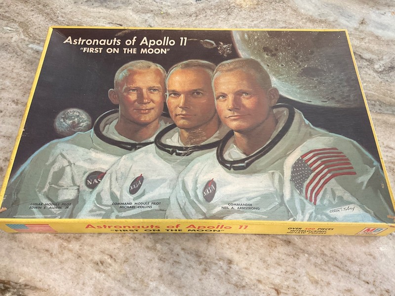 ASTRONAUTS OF APOLLO 11 FIRST ON THE MOON JIGSAW PUZZLE 1969 SEALED + Magazine