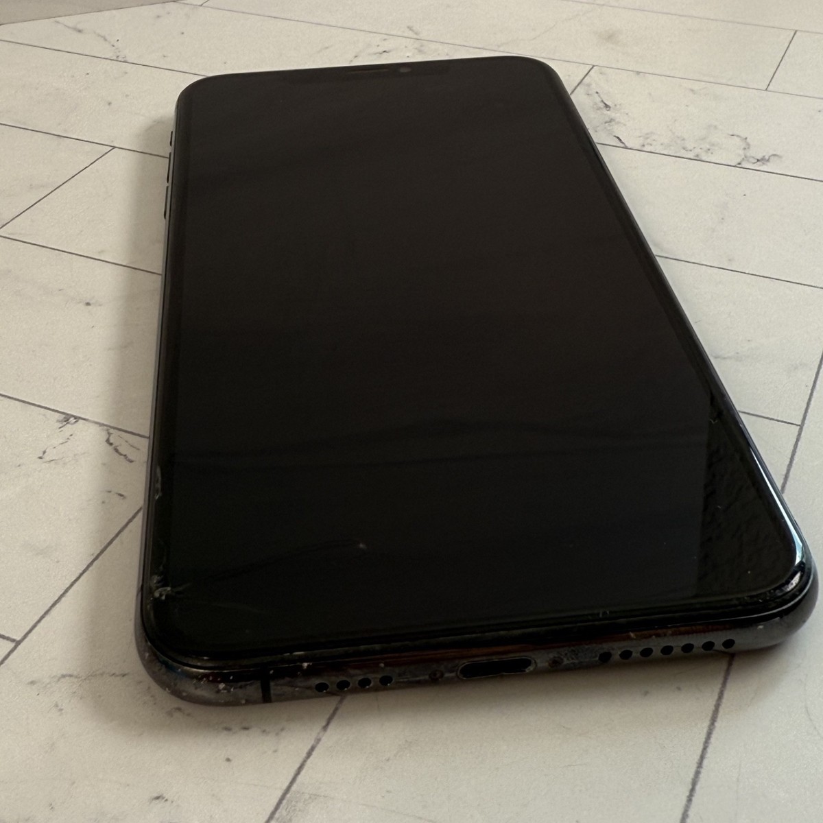 Cracked Screen + Back Apple iPhone XS Max 64 GB Space Gray A1921