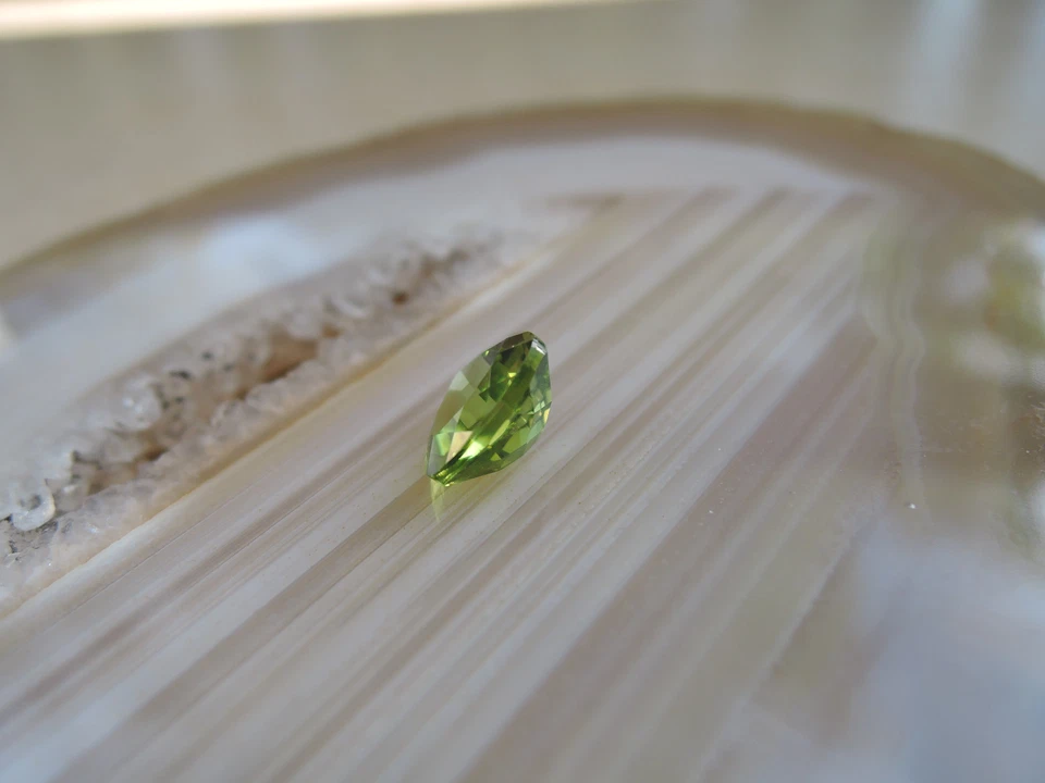 Echter Peridot Trillion facettiert Edelstein Fasserstein 67 - Bild 4 von 4