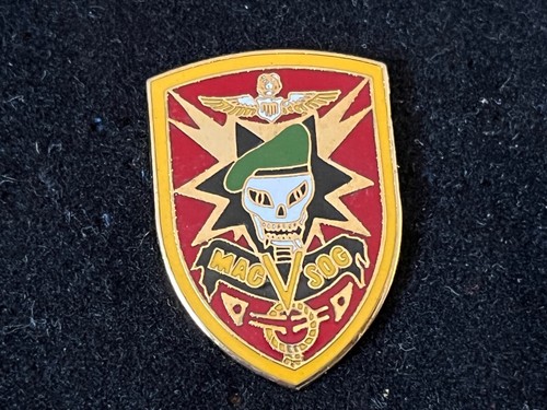 a PINS PIN ENAMEL MILITAIRE