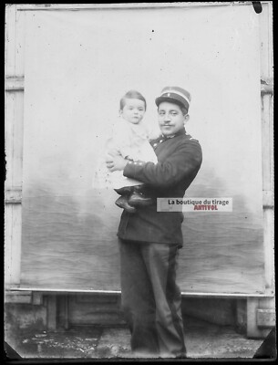 Glasplatte altes Foto Negativ schwarz-weiß 9x12 cm Vater Kind Gendarm 