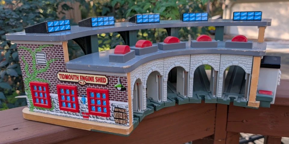 Thomas the Train Tidmouth Engine Shed Deluxe Wood Roundhouse Station Foto 2 de 4