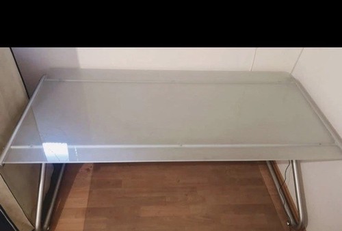 IKEA Schreibtisch Mit Glasplatte Und Metallfuß - Bild 1 von 2