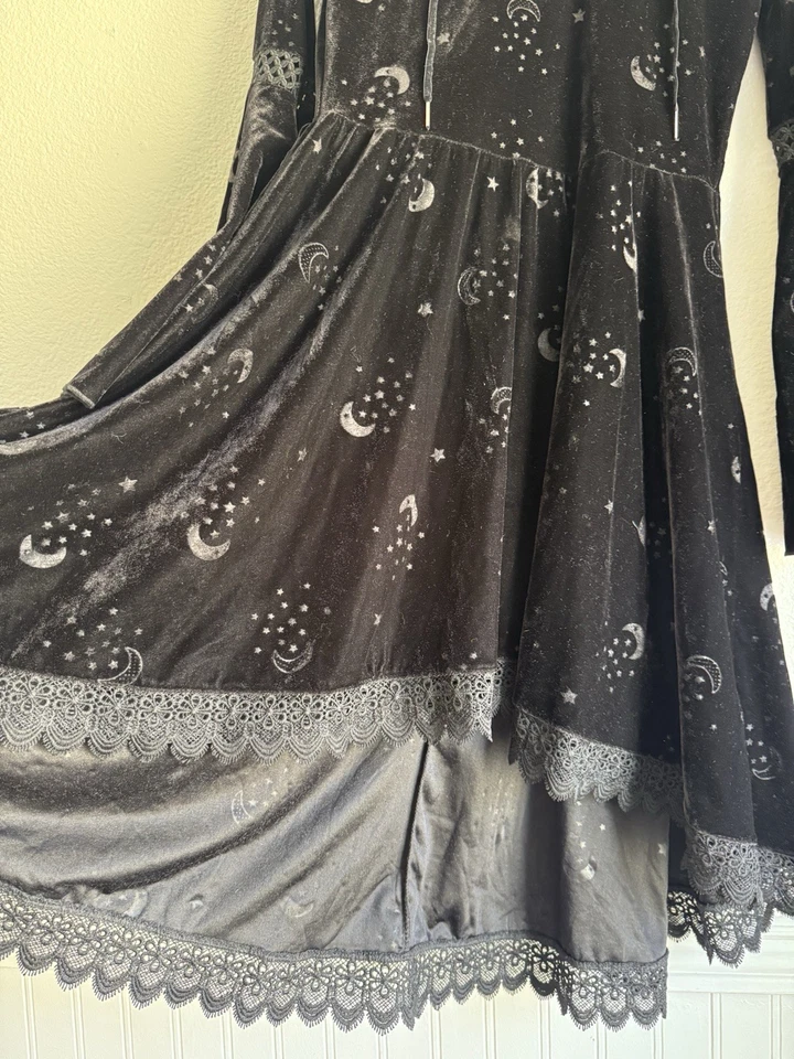 Vestido con Capucha Spirit Halloween Manga Campana Terciopelo Celestial Con Cordones Gótico Talla: S Foto 3 de 4