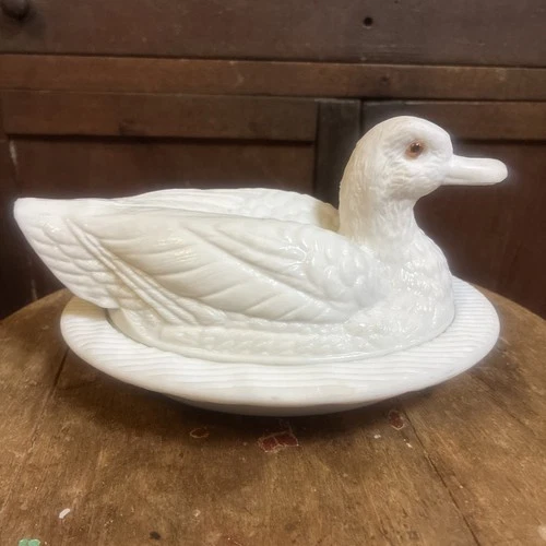 VINTAGE WESTMORELAND MILK GLASS nesting DUCK ON A WAVY BASE 2PC COVERED DISH