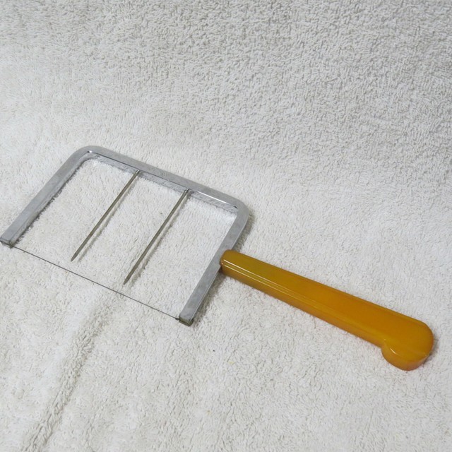RARE Vintage Bakelite Butterscotch Grip Handle Cheese Slicer HEAVY