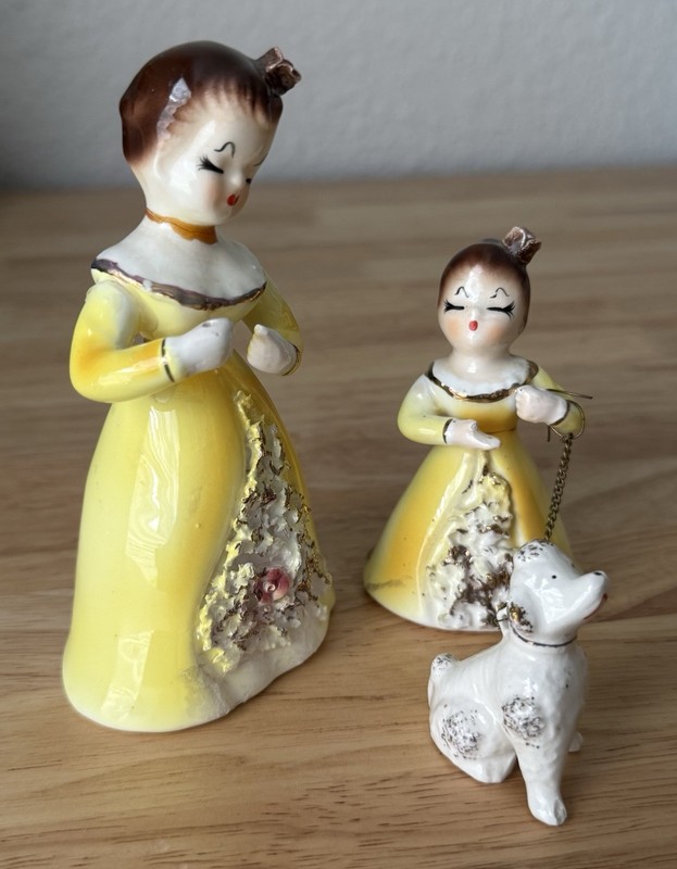 Vtg MCM Kitschy Mother Daughter Figurines Walking Dog Attached By Chain As Is