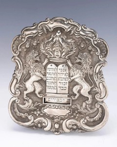 A SILVER TORAH SHIELD. Vienna, c. 1880. Traditional form. ANTIQUE JUDAICA