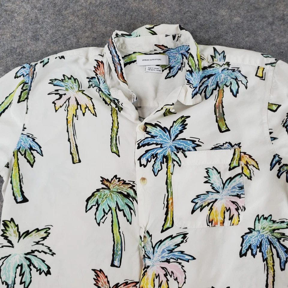 Camisa con botones Urban Outfitters para hombre mediana blanca cuello manga corta bolsillo Foto 2 de 4