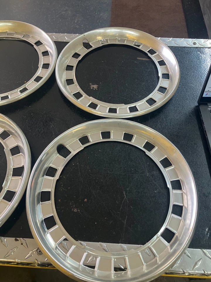 Tapacubos de aluminio para platos para perros Chevy Chevette OEM 1976-80 Foto 2 de 4