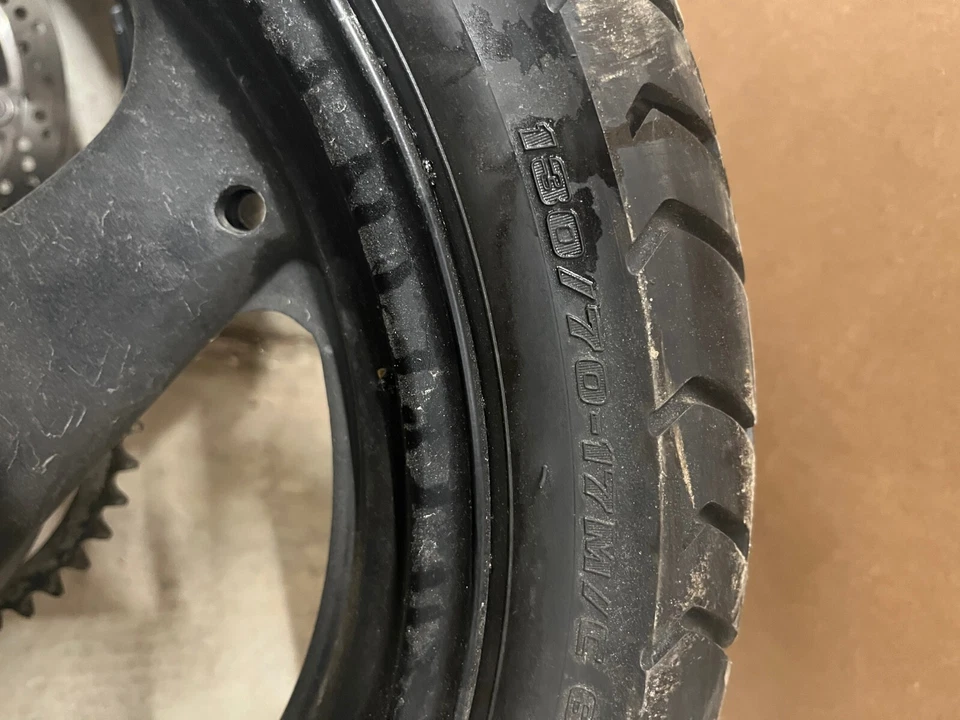 Llanta trasera Suzuki GS500F 2004-2009 con neumático 64111-34C01-291 Foto 2 de 3