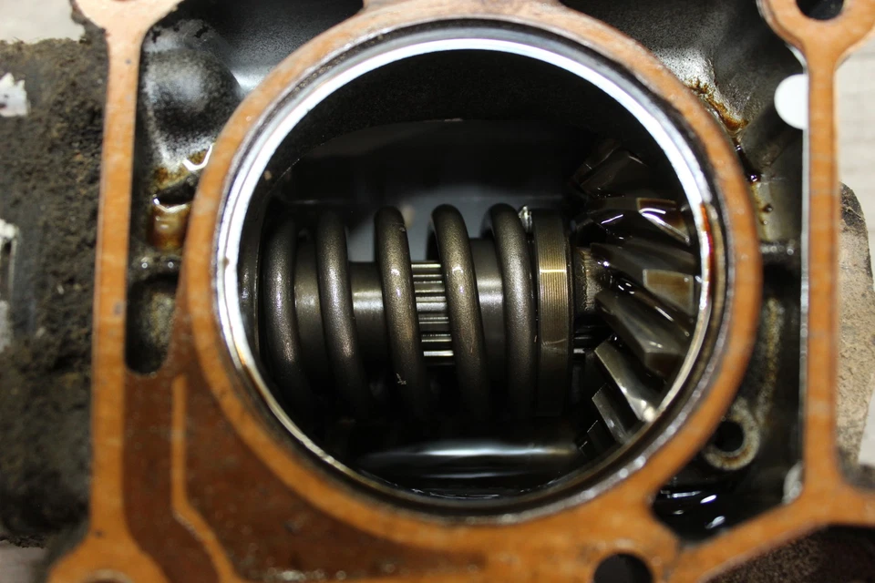 Kawasaki Bayou 220 Klf220a 1994 eje de transmisión trasero engranajes cónicos estuche cubierta Foto 2 de 4