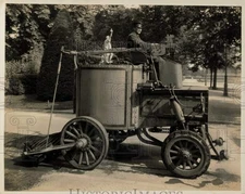 Press Photo A Berlin workman operates a new street washing device, Germany