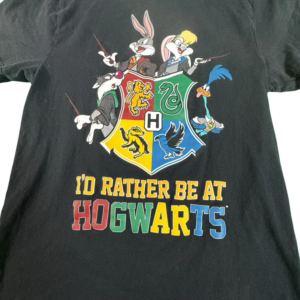 Camisa Mashup Looney Tunes Hogwarts L 10/12 Bugs Bunny Lola Road Runner WB Harry Foto 2 de 4