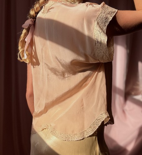 1930s Dusty Pink Silk Lace Bed Jacket - Picture 3 of 8