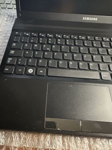 Samsung NP300V5A Laptop Core i5-2,4GHz, HDD 640GB 8GB DDR3 Win 10, Office - Foto 4 di 24